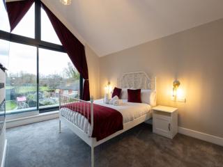 Elegant 5 Bed House with Hot Tub | Sleeps 12 thumbnail