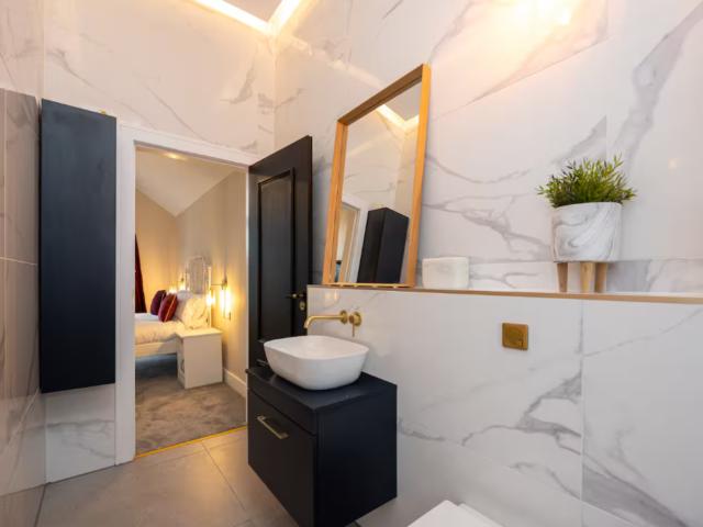 Elegant 5 Bed House with Hot Tub | Sleeps 12 image