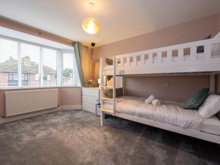 Elegant 5 Bed House with Hot Tub | Sleeps 12 thumbnail