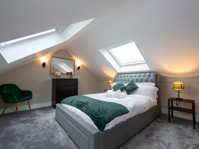 Elegant 5 Bed House with Hot Tub | Sleeps 12 image