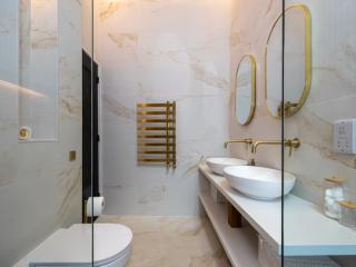 Elegant 5 Bed House with Hot Tub | Sleeps 12 thumbnail