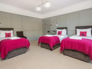 Bath Townhouse - Sleeps 14 people thumbnail