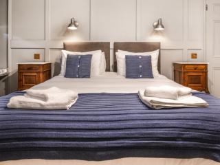 Bath Townhouse - Sleeps 14 people thumbnail