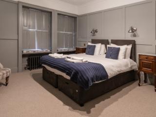 Bath Townhouse - Sleeps 14 people thumbnail