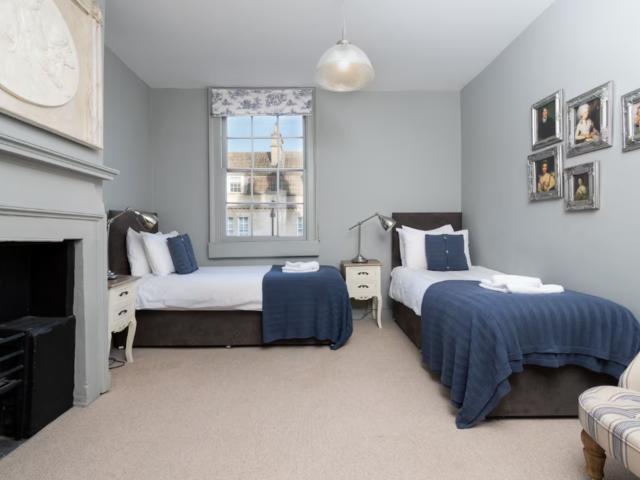 Bath Townhouse - Sleeps 14 people image