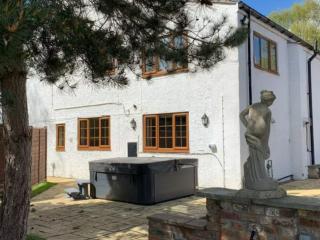 York Hot Tub House | Sleeps 18 thumbnail