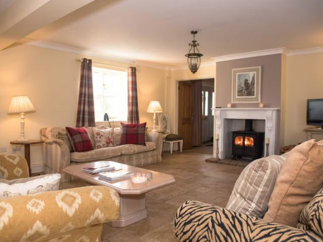 Lincolnshire 19 Sleeper House | Hot tub image