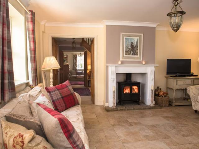 Lincolnshire 19 Sleeper House | Hot tub image