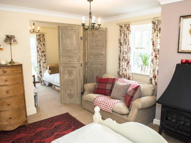 Lincolnshire 19 Sleeper House | Hot tub image