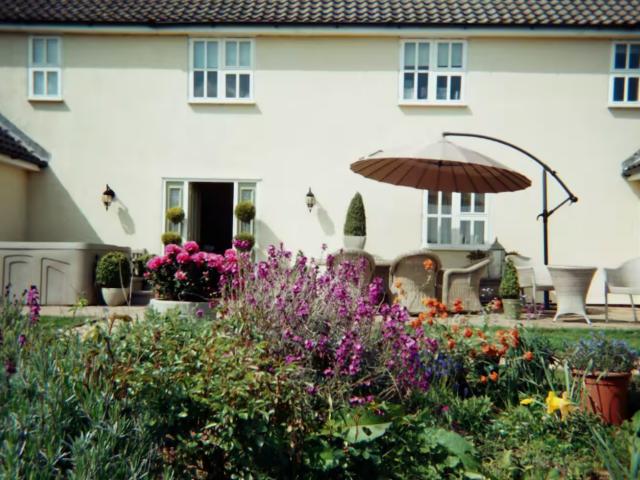 Lincolnshire 19 Sleeper House | Hot tub image