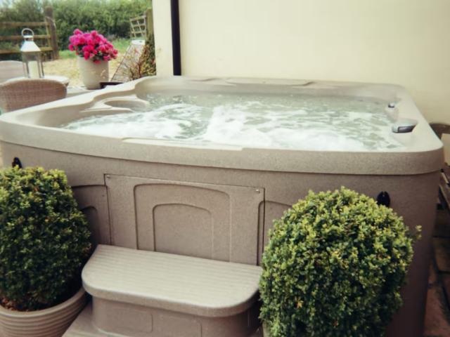 Lincolnshire 19 Sleeper House | Hot tub image