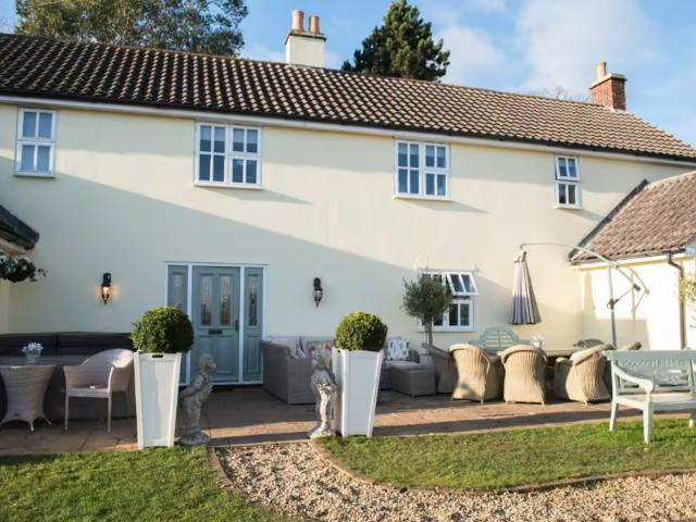 Lincolnshire 19 Sleeper House | Hot tub image