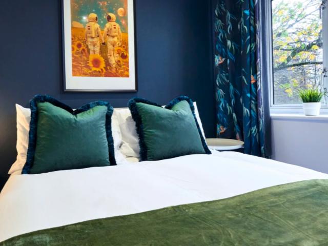 10 Sleeper Apartment | West Mansion image