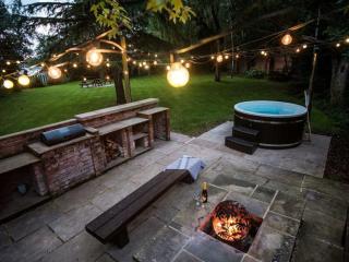 Lancashire Old Stables | Sleeps 14 with Hot Tub thumbnail