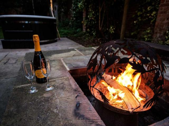 Lancashire Old Stables | Sleeps 14 with Hot Tub image