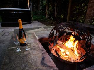 Lancashire Old Stables | Sleeps 14 with Hot Tub thumbnail