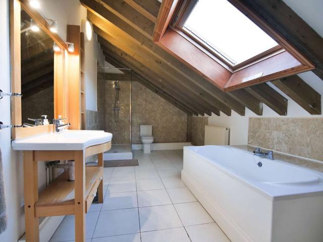 10 Sleeper House With Hot Tub image