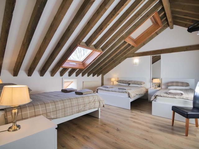 10 Sleeper House With Hot Tub image