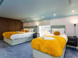 Country Durham House Sleeps 20 inc Hot tub and Sauna thumbnail