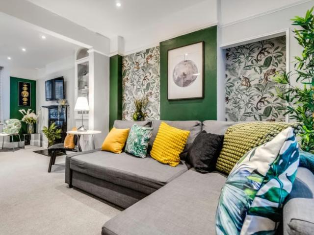 16 Sleeper | Central Pier Place image