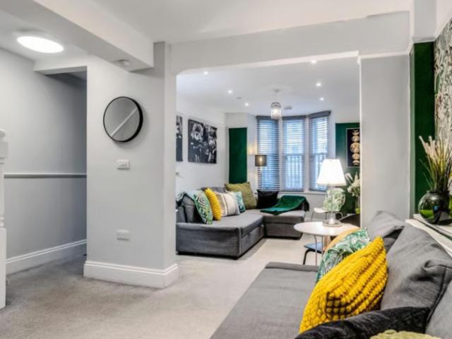 16 Sleeper | Central Pier Place image