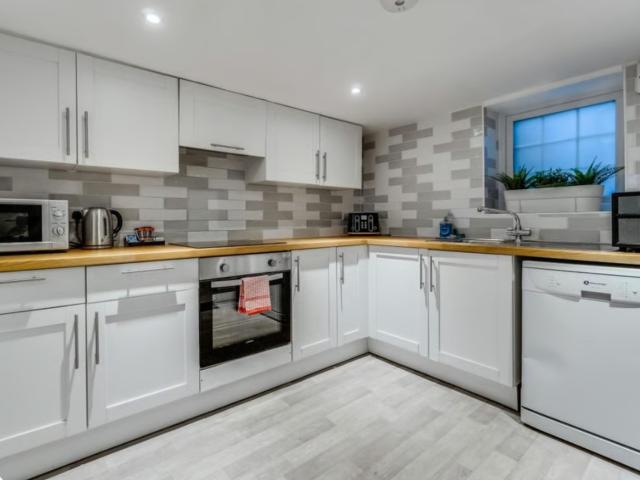16 Sleeper | Central Pier Place image