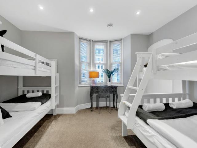 16 Sleeper | Central Pier Place image