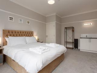 St Annes House Townhouse With Hot Tub & Bar | Sleeps 16 thumbnail