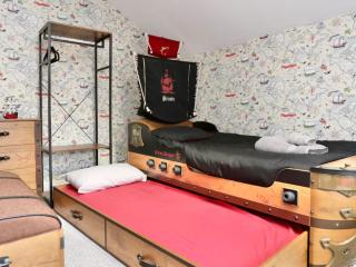 St Annes House Townhouse With Hot Tub & Bar | Sleeps 16 thumbnail