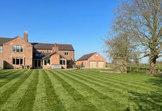 Wrexham 5 Bedroom House + Hot Tub | Sleeps 16