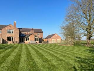 Wrexham 5 Bedroom House + Hot Tub | Sleeps 16 thumbnail