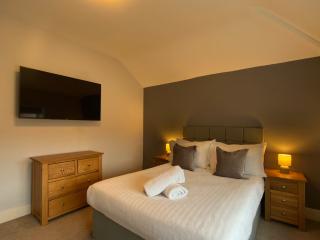 Wrexham 5 Bedroom House + Hot Tub | Sleeps 16 thumbnail
