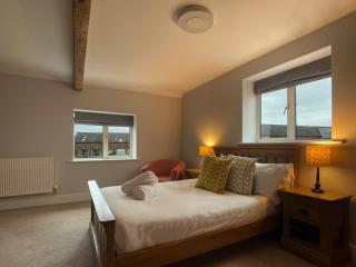 Wrexham 5 Bedroom House + Hot Tub | Sleeps 16 thumbnail