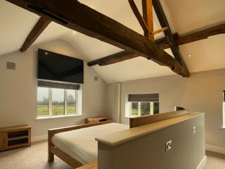 Wrexham 5 Bedroom House + Hot Tub | Sleeps 16 thumbnail