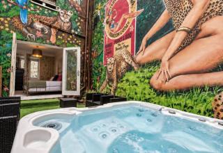 14 Sleeper House with Hot Tub