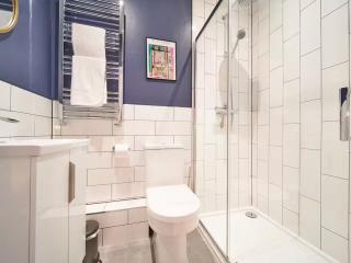 Bristol Bell Hill House | Sleeps 10 thumbnail
