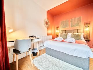 Bristol Bell Hill House | Sleeps 10 thumbnail