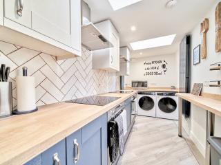 Bristol Bell Hill House | Sleeps 10 thumbnail