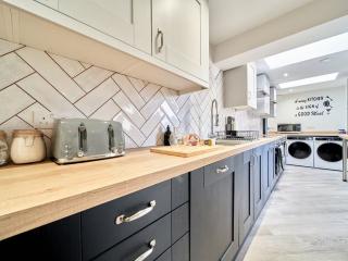 Bristol Bell Hill House | Sleeps 10 thumbnail