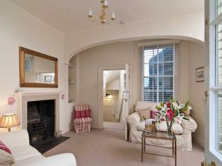 Historic Townhouse | Sleeps 10/11 thumbnail