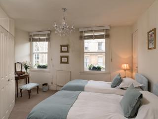 Historic Townhouse | Sleeps 10/11 thumbnail