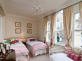 Historic Townhouse | Sleeps 10/11 thumbnail