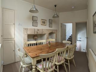 Historic Townhouse | Sleeps 10/11 thumbnail