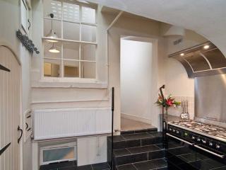 Historic Townhouse | Sleeps 10/11 thumbnail