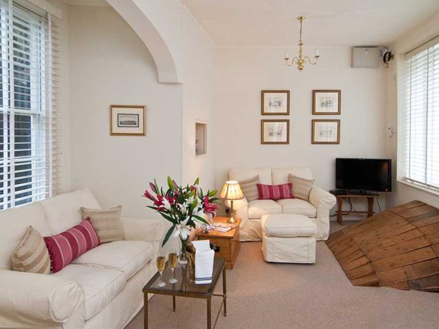 Historic Townhouse | Sleeps 10/11 image