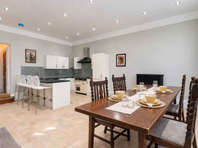 Peak District Country Home Sleeps 14 | Hot Tub image