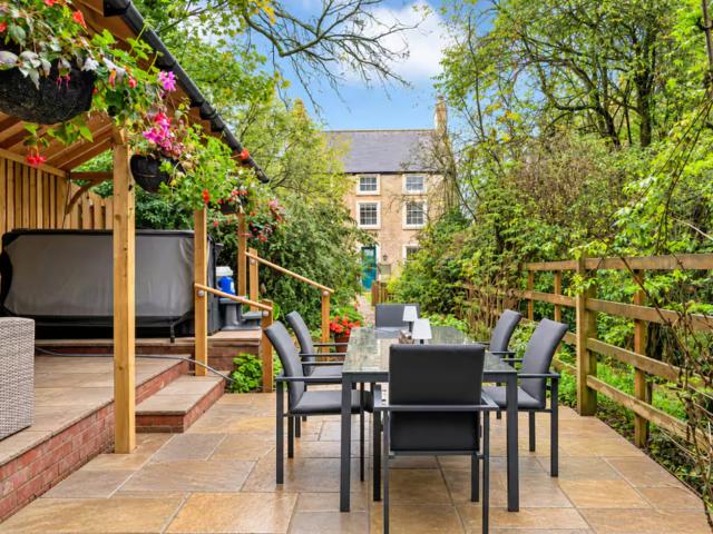 Peak District Country Home Sleeps 14 | Hot Tub image