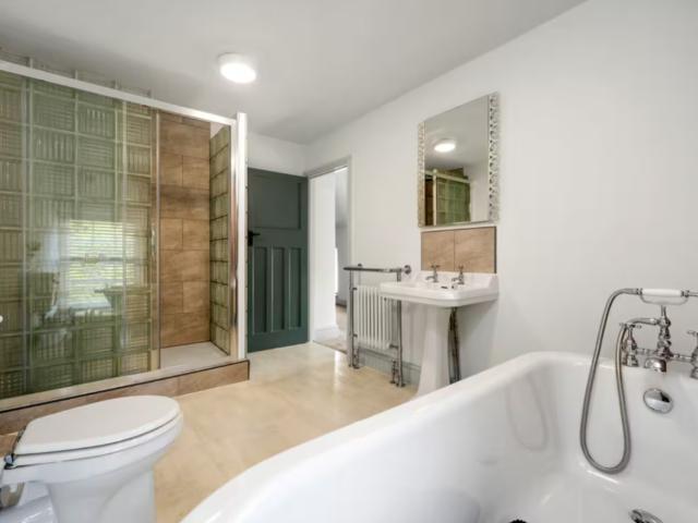 Peak District Country Home Sleeps 14 | Hot Tub image