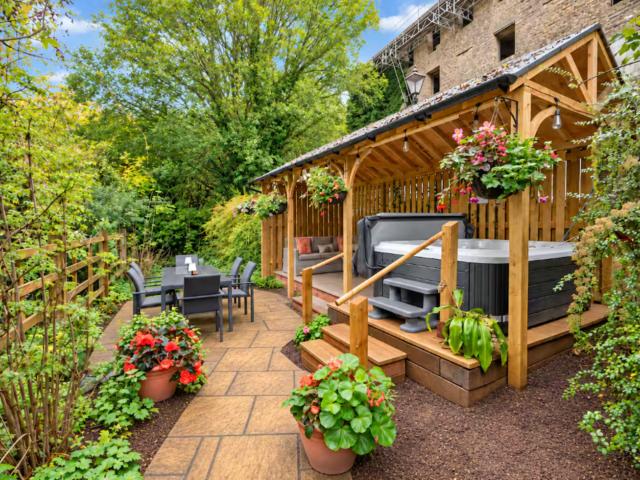 Peak District Country Home Sleeps 14 | Hot Tub image