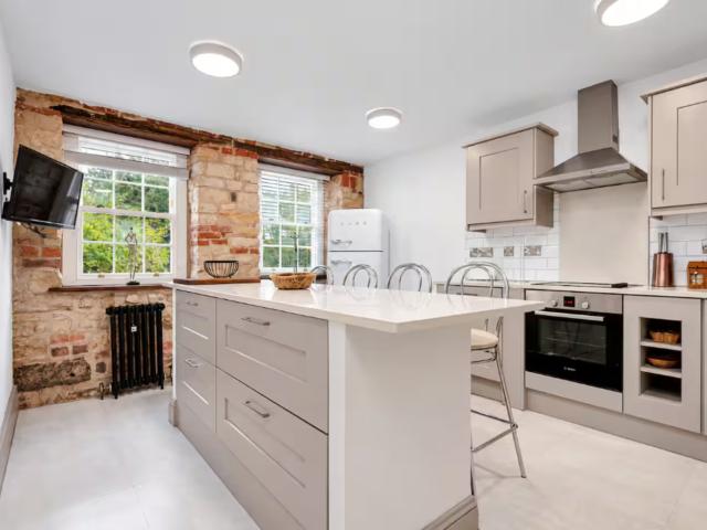 Peak District Country Home Sleeps 14 | Hot Tub image